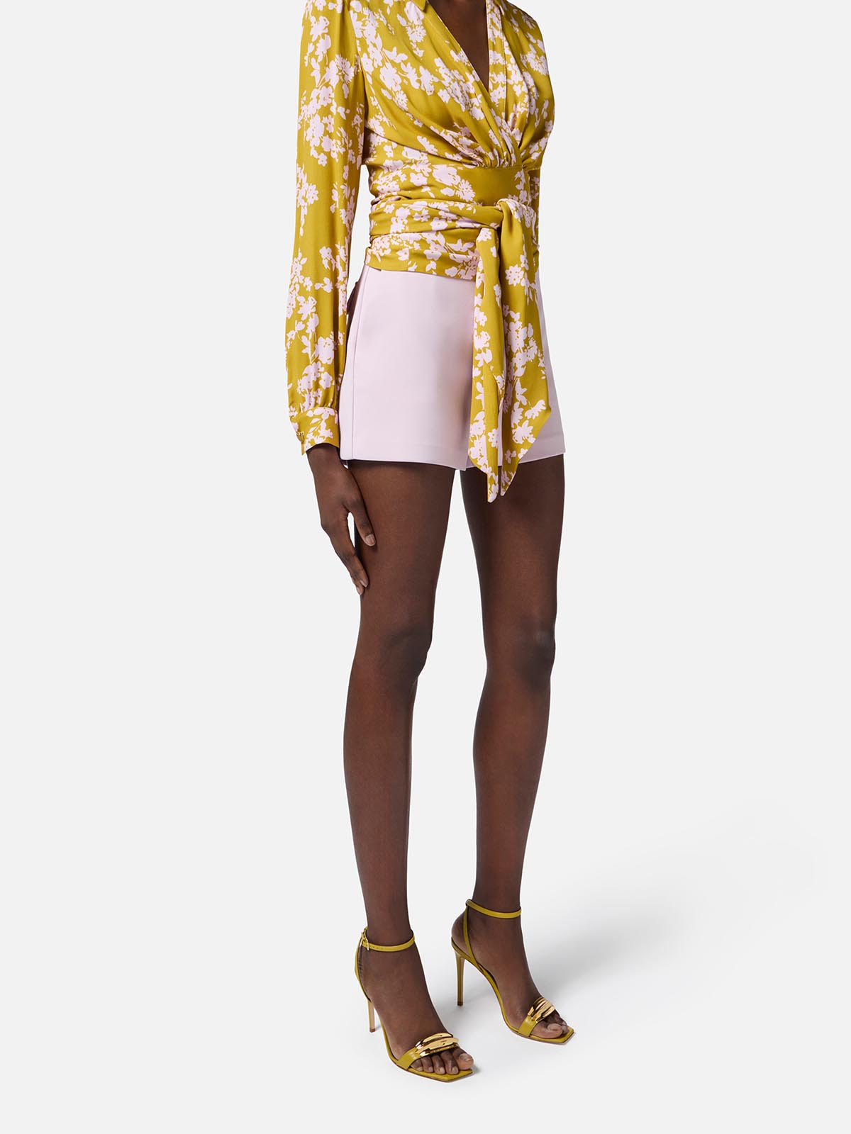 ショートパンツ ELISABETTA FRANCHI Crepe shorts with clamps and flaps Shorts in crêpe fabric with flaps and logo plaque
