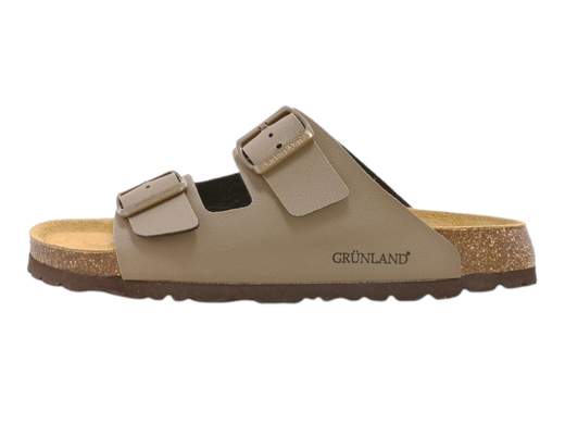 Ciabatte uomo Grunland con doppia fibbia e fondo in sughero. Comode, fresche e anatomiche: il must-have dell’estate!<br /><br />Quando il comfort incontra il design intelligente, nascono le Grunland CB 3012 40BOBO: ciabatte da uomo con due fasce regolabili e stile da vendere.<br /><br />Le ampie fibbie permettono una calzata su misura, che tu abbia piedi da atleta o da “divano sunday edition”. Il fondo? Un mix naturale di sughero e lattice che dà leggerezza, ammortizzazione e un’anima green a ogni passo.<br /><br />Sotto i piedi, trovi un morbido sottopiede in pelle scamosciata, anatomico e sagomato per seguirti in ogni movimento. La suola in gomma leggera completa il quadro: niente rumori molesti, solo passi sicuri.<br /><br />Perfette per le vacanze, il tempo libero o la fuga in terrazzo. Un vero must-have per affrontare l’estate... con i piedi felici.